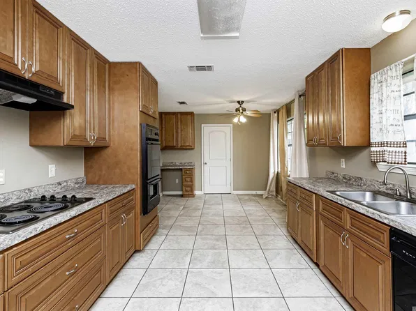 12212 Lazy Oaks Dr, Baker, LA 70714
