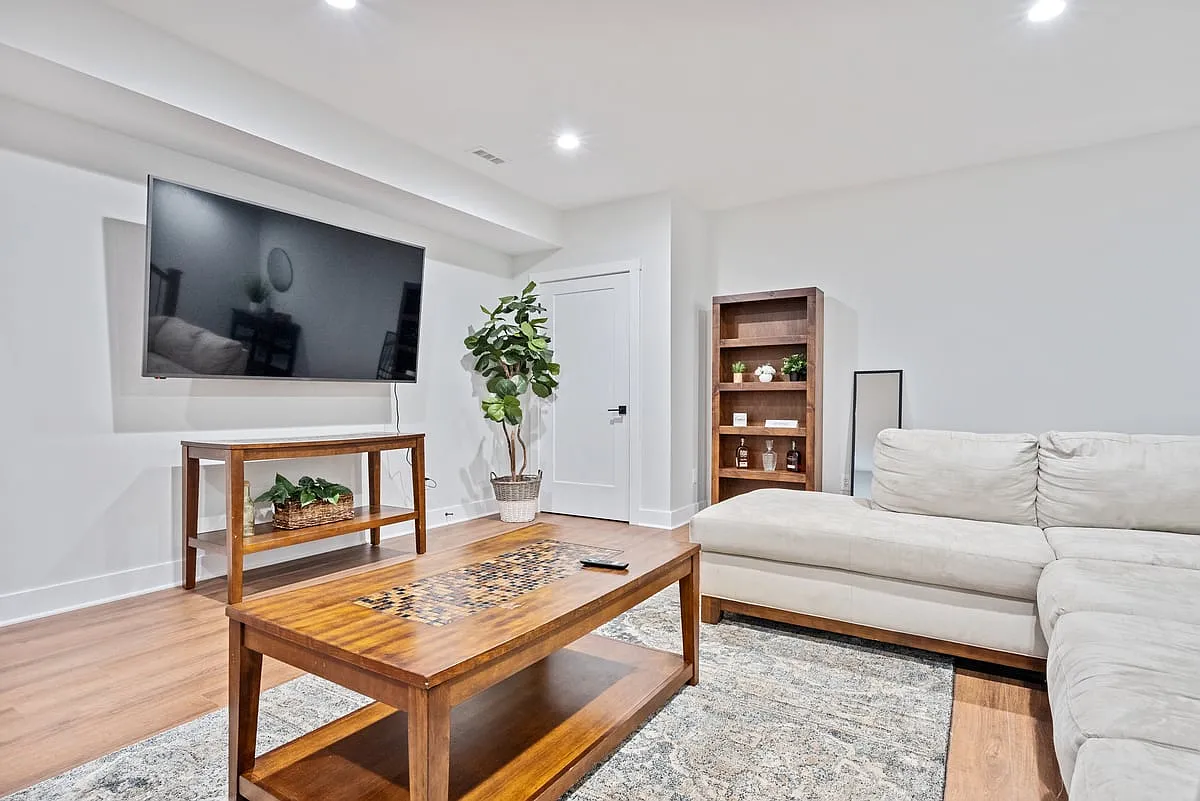 287 East Greenwood Avenue — Photo 3