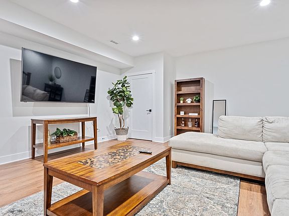 3rd image of 287 E Greenwood Ave