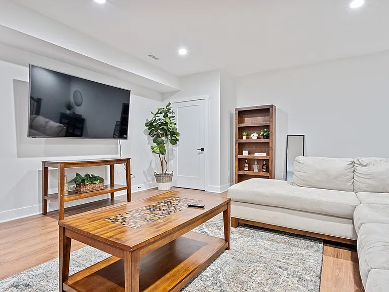 287 E Greenwood Ave — Photo 3