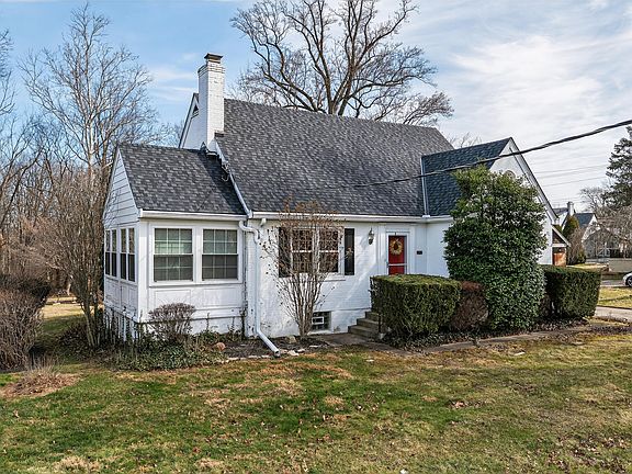 3rd image of 136 Edgewood Rd