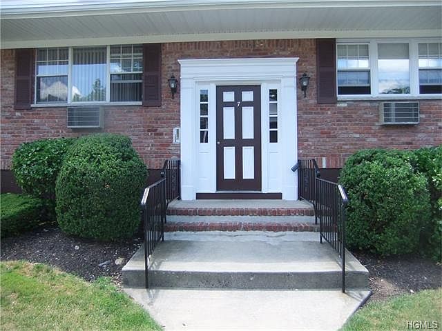 1st image of 7 Somerset Dr APT B