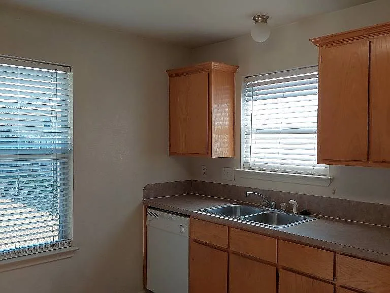3902 Bolivar Dr — Photo 4