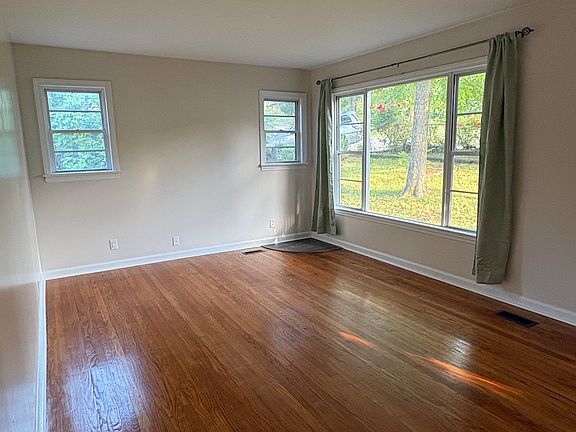 3rd image of 3815 Hoyt St