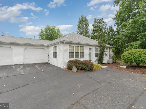2758 Meadow Dr, Gettysburg, PA 17325