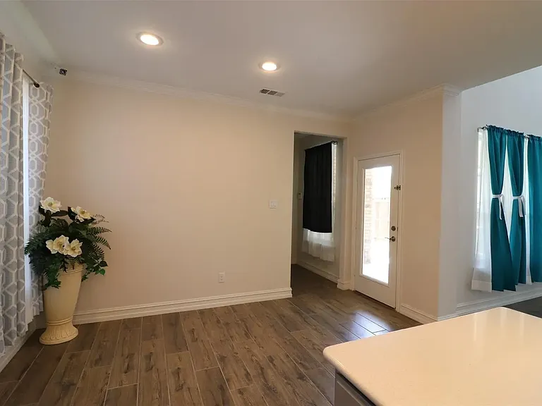 1422 Bellingham Ln — Photo 12