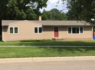 402 3rd St SW, De Smet, SD 57231