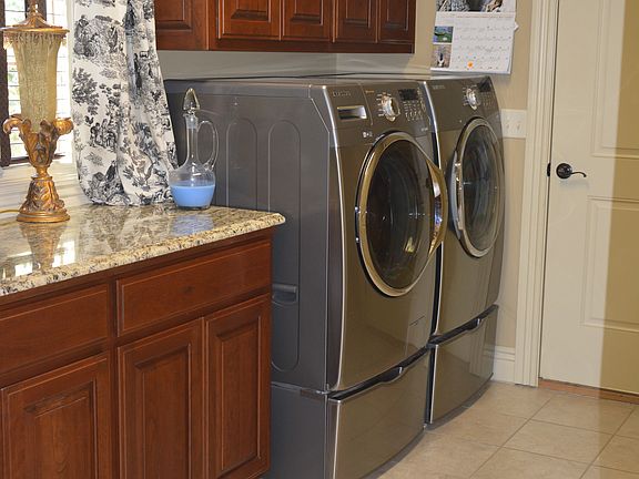 4th image of 28 Stonehaven Dr