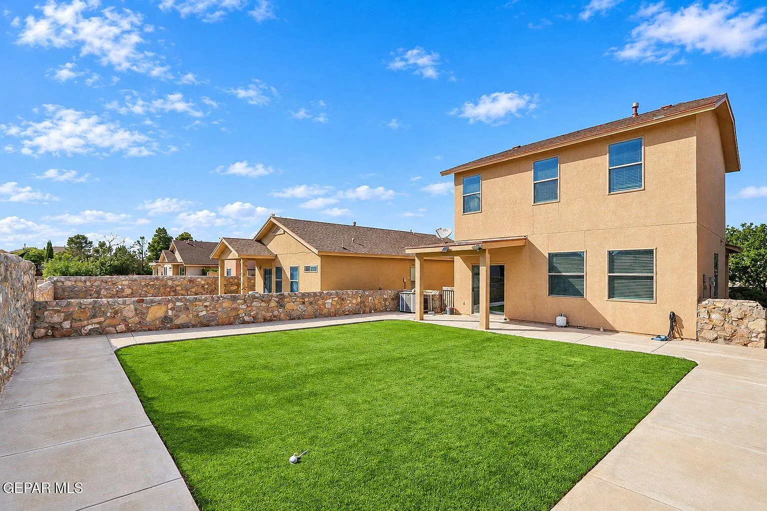3 bed, 2.5 bath, 1475 sqft, $1,750 — Photo 2