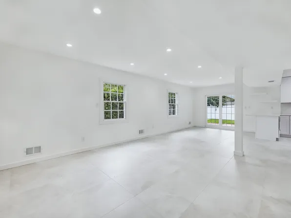 4330 Manhattan Avenue image 6 of 31