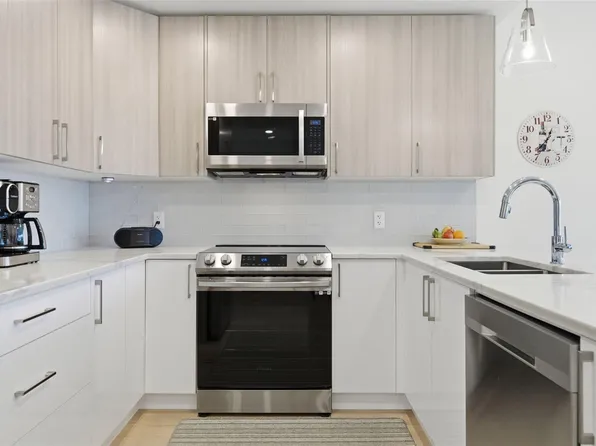 7098 Wallace Dr #301, Central Saanich, BC V8M 1G9