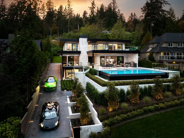 449 Hillcrest St, West Vancouver, BC V7V 2L8