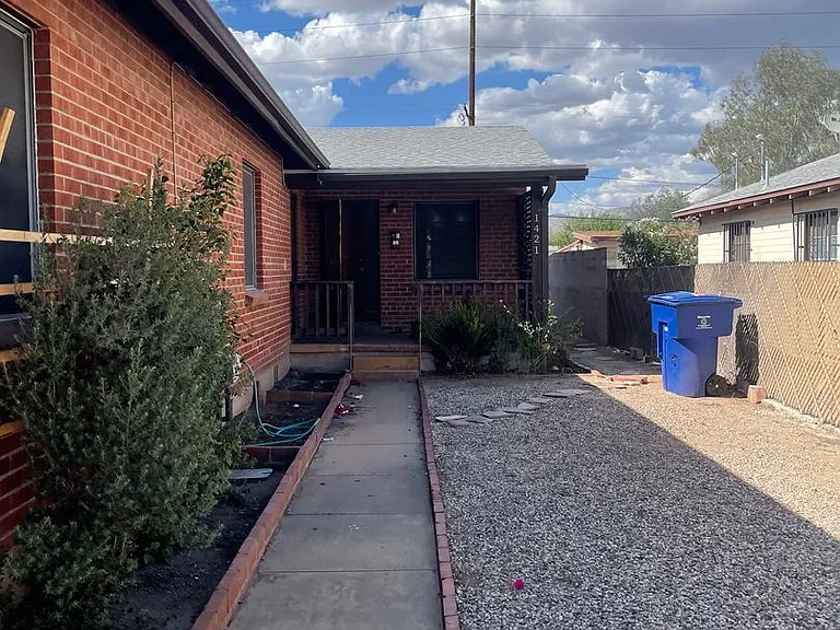 1421 E Adams St — Photo 1