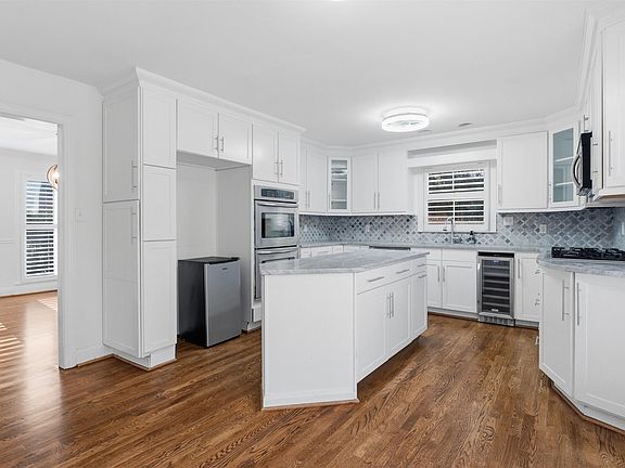 3rd image of 3411 Stoneleigh Dr