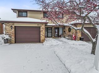 676 Rosner Dr, Roselle, IL 60172