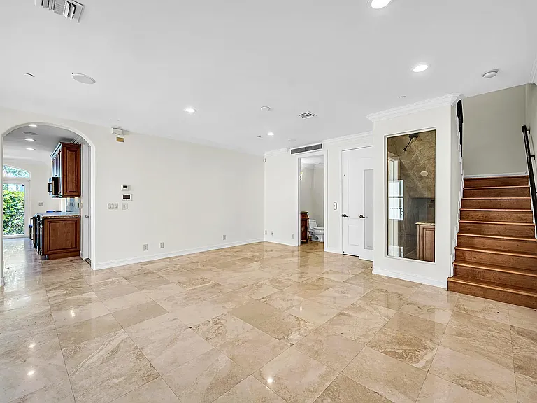 903 NE 17th Way #104 — Photo 5