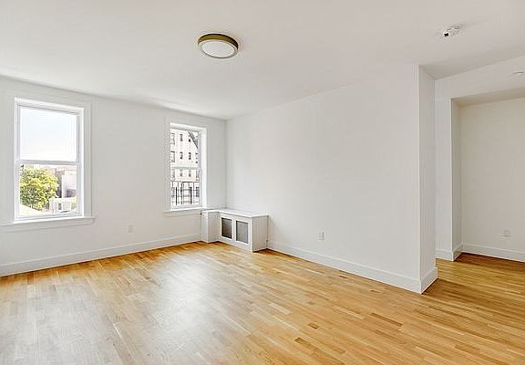 3rd image of 58 Linden Blvd APT 4E