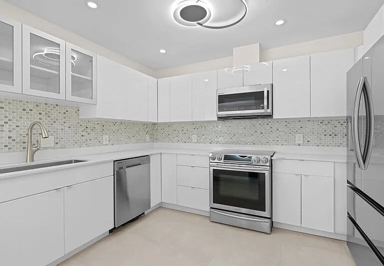 391 SE 7th Ave — Photo 20