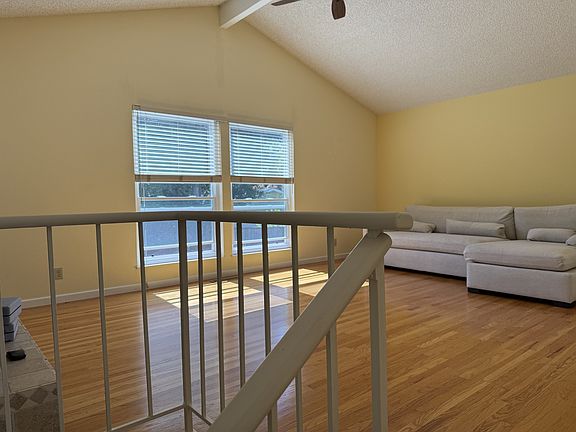 4th image of 2922 Doidge Ave