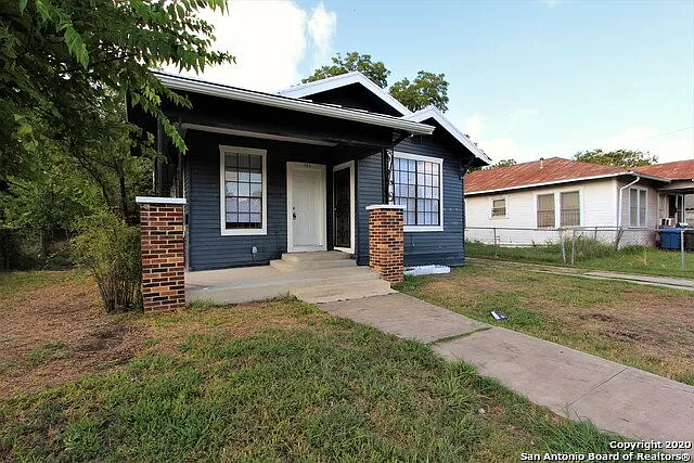 706 Canton — Photo 4