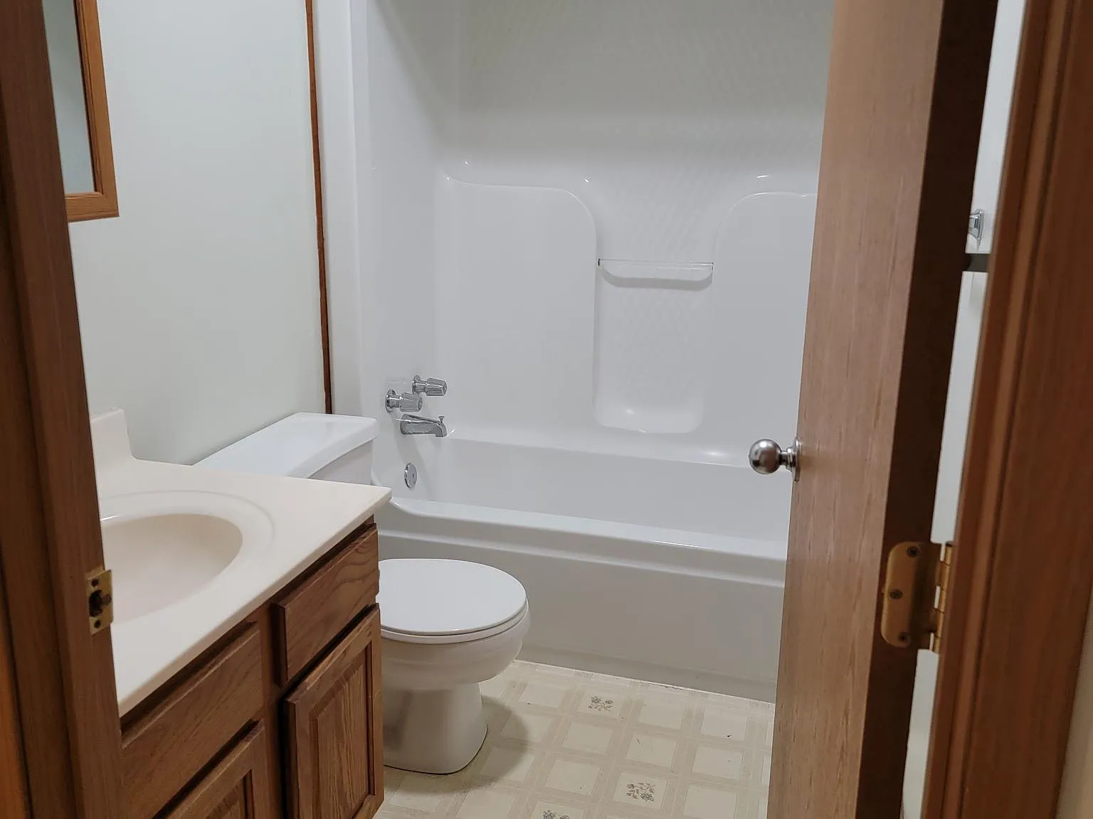3 bed, 1.5 bath, 1200 sqft, $975 — Photo 3