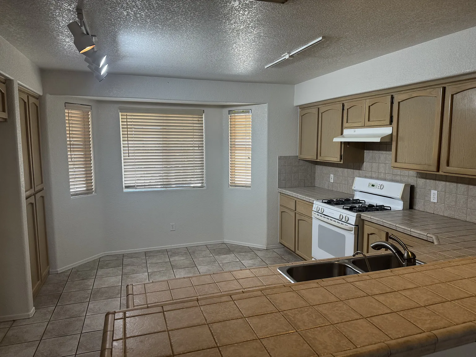 3 bed, 1700 sqft, $1,900 — Photo 3
