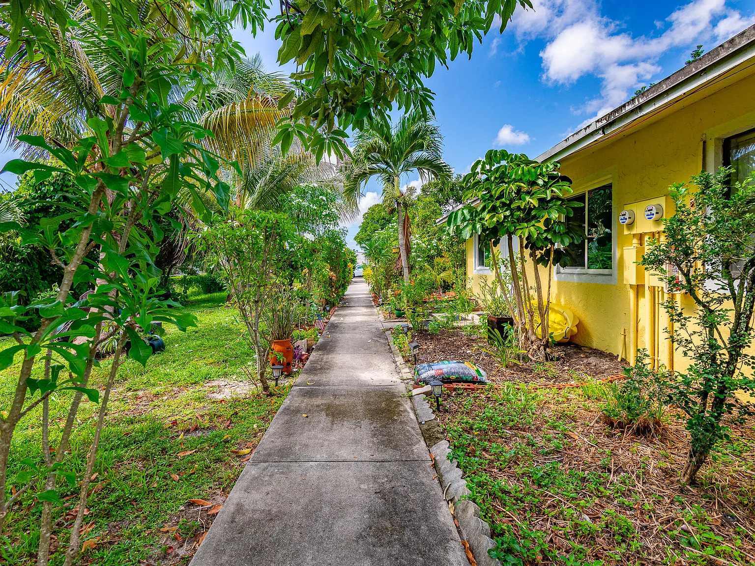 2 bed, 1.0 bath, 825 sqft, $2,200 — Photo 2