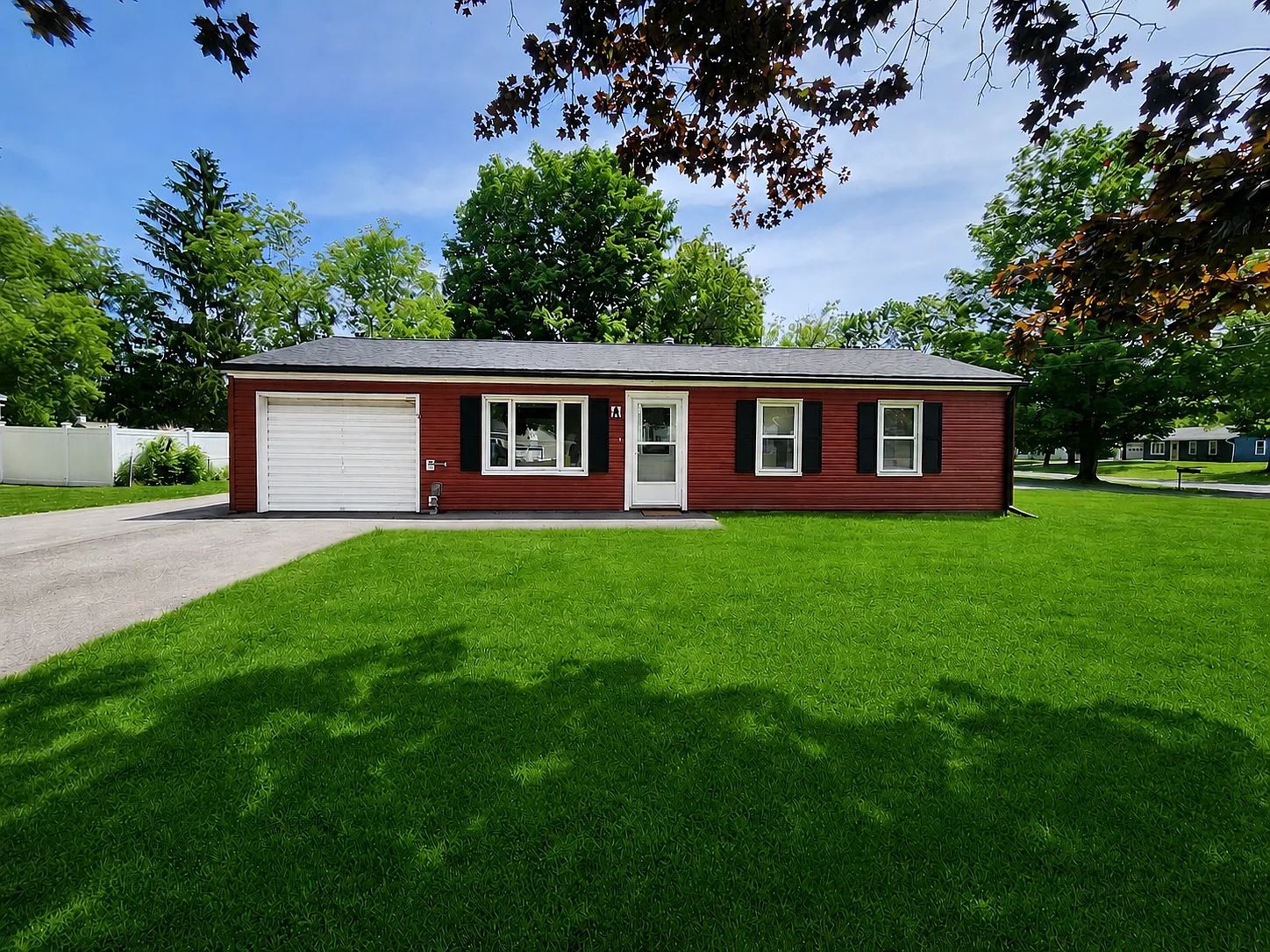3 bed, 1200 sqft, $1,900 — Photo 1