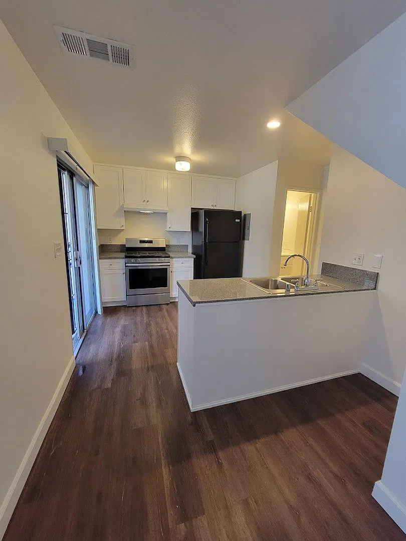 Modernized 1 Bedroom / 1.5 Bathroom Townhome-Style Apartment In Downtown Long Beach! — Photo 2