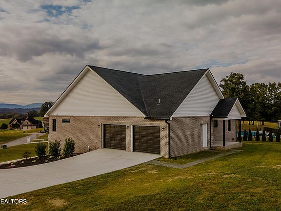 5th image of 443 Montana Ct