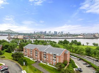 160 Commandants Way APT 401, Chelsea, MA 02150