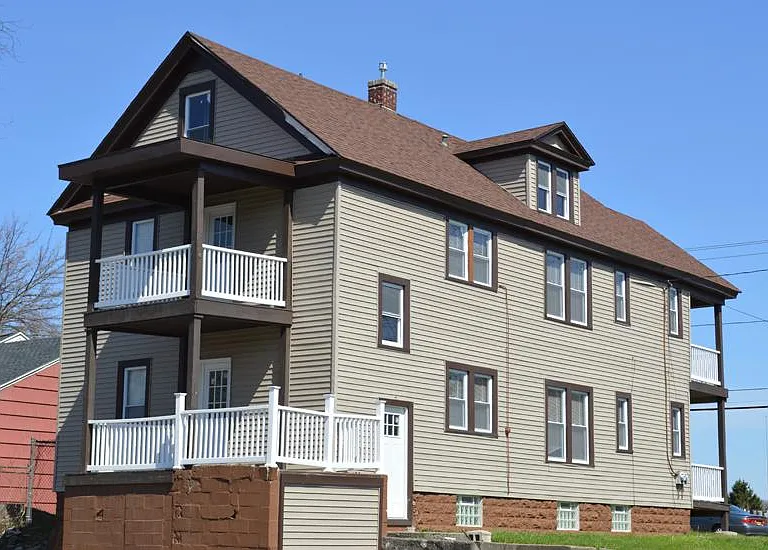 1126 E Colvin St — Photo 2