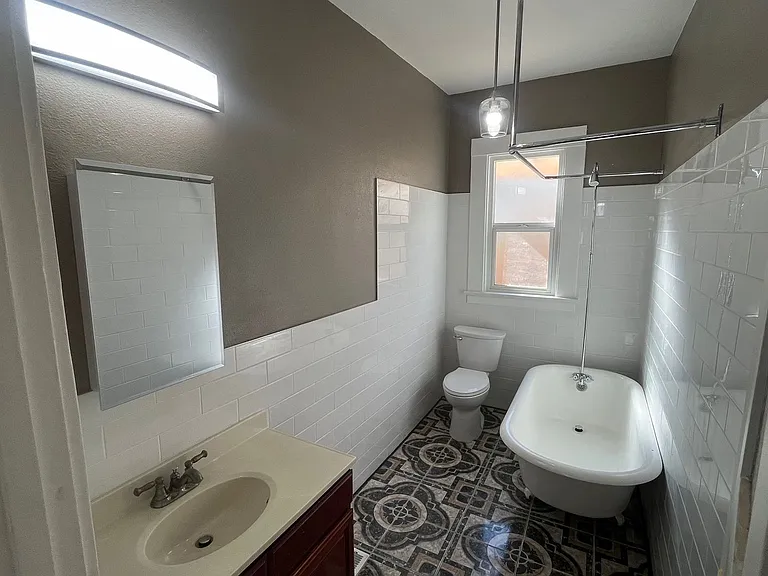 2nd Ave, 513 — Photo 9