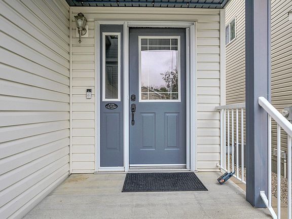 5th image of 293 Foxboro Cres