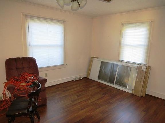 4th image of 1325 Hillcrest Ave