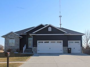 5060 William Dr, Waterloo, IA 50701
