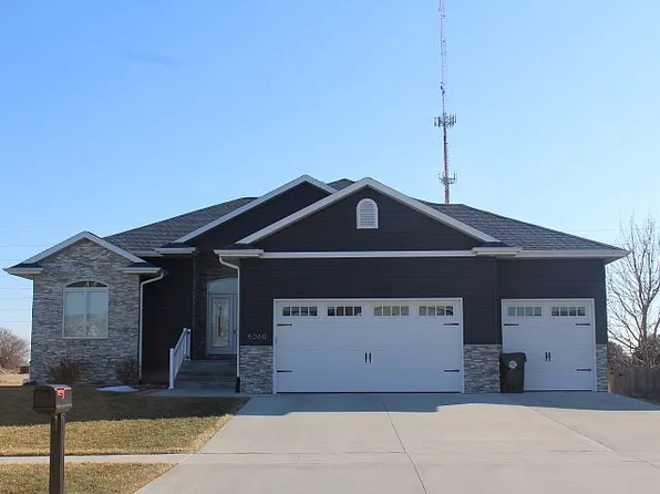 5060 William Dr, Waterloo, IA 50701