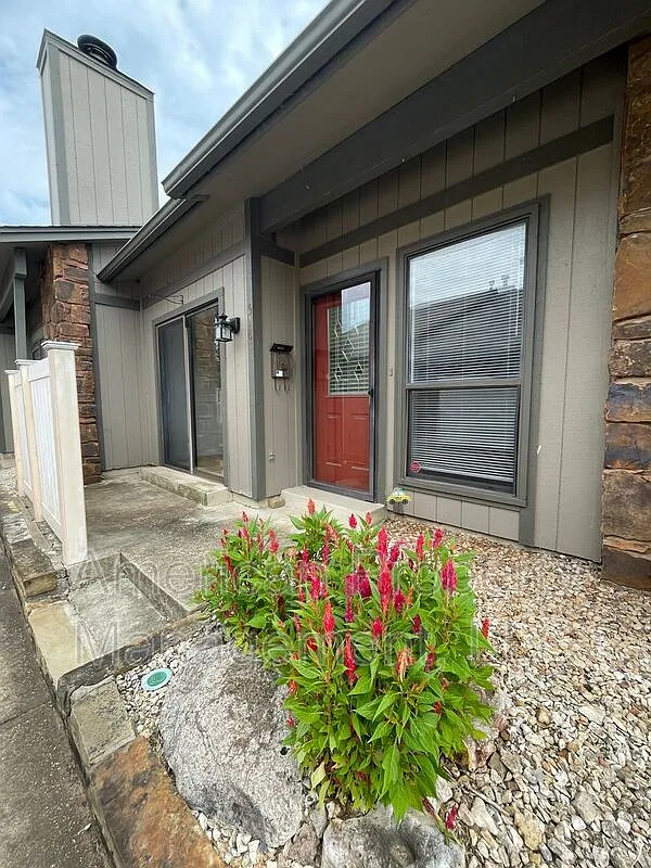 2 bed, 1.5 bath, 1183 sqft, $1,200 — Photo 2