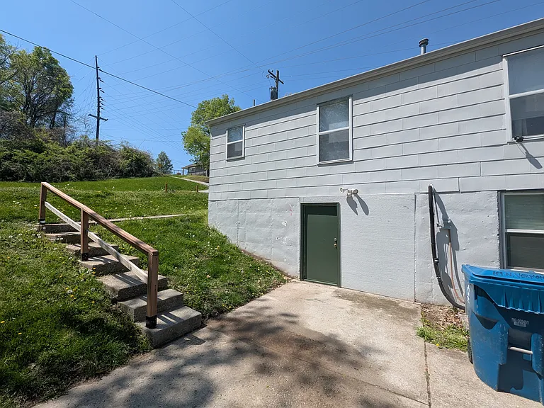 109 N Vermont St — Photo 11