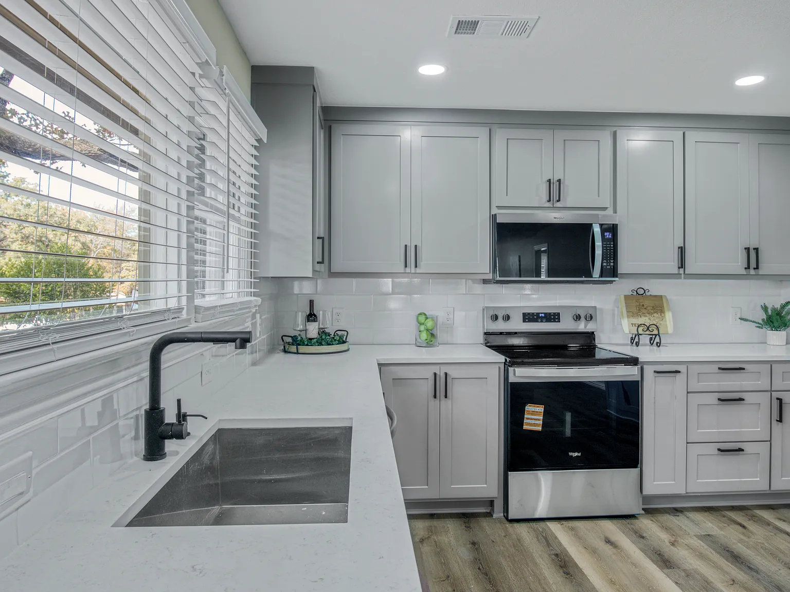 3 bed, 1595 sqft, $2,300 — Photo 3