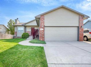 1952 N Country Walk Ln, Mulvane, KS 67110