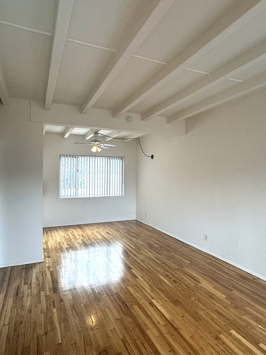 Building Photo - 4500 E 7th St #15