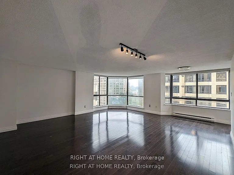 280 Simcoe St #807 — Photo 3