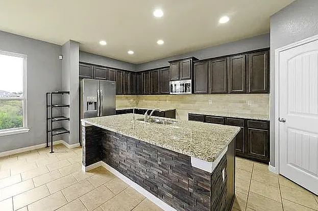 3 bed, 2.5 bath, 2266 sqft, $750 — Photo 2