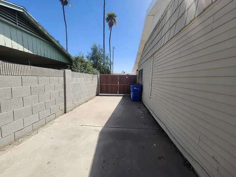 3136 W Port Au Prince Ln — Photo 23