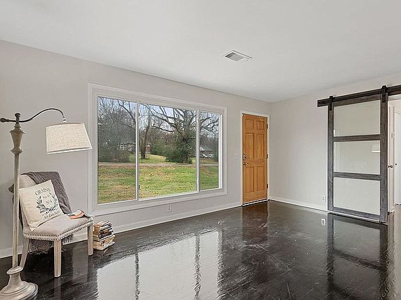3rd image of 425 Ewing Dr