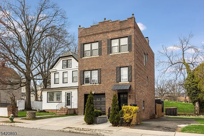 2 bed, 1.0 bath, $2,900 — Photo 2