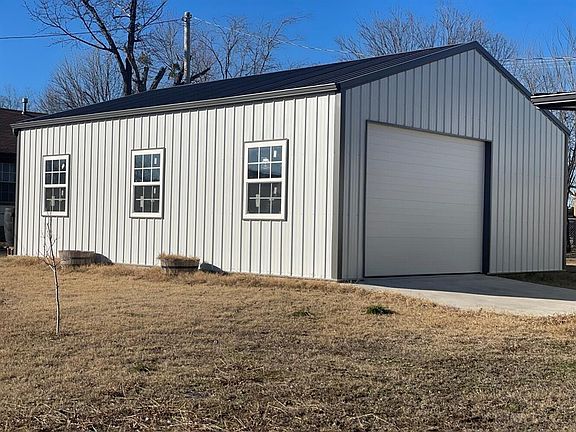 3rd image of 104 N Cedar Ave