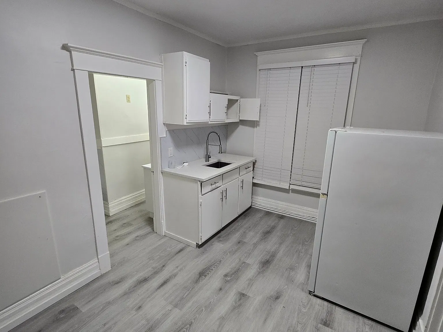 model - 2105 Cornwall — Photo 3