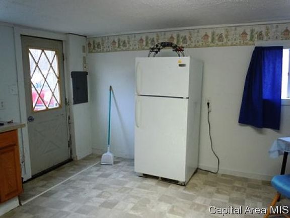 4th image of 1545 Rock Island Ave
